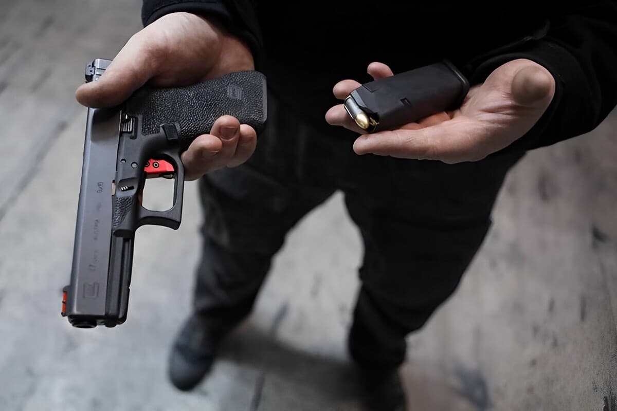 Видео: в центре Праги пьяный мужчина приставал к женщинам и показал им свой пистолет
