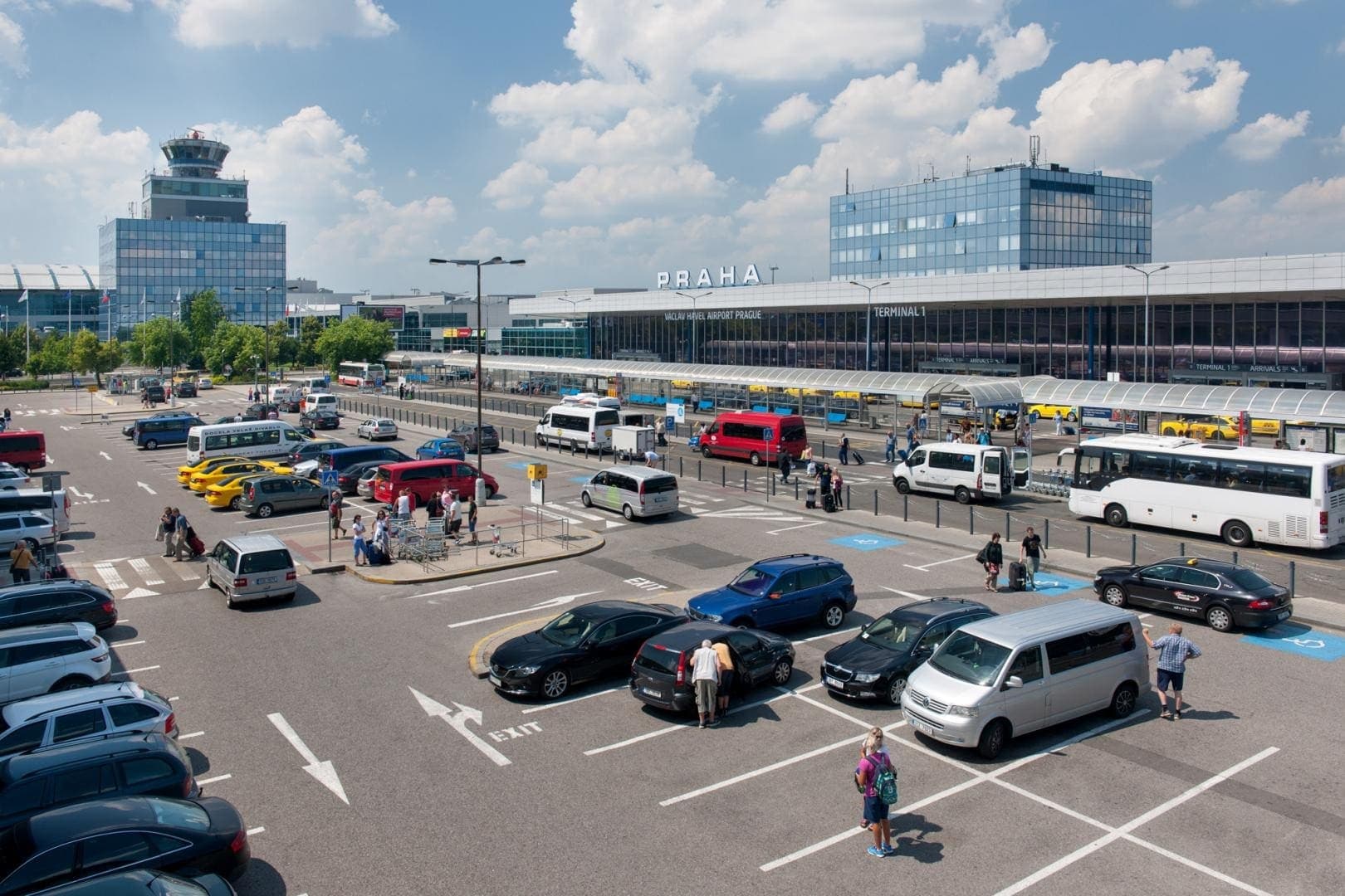 Пражский аэропорт сократит период для бесплатной парковки