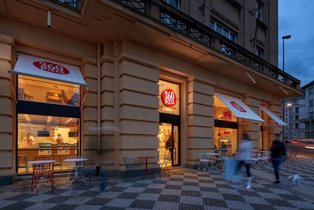 В Чехии сеть пиццерий 360pizza начала выдавать приборы и тарелки за доплату