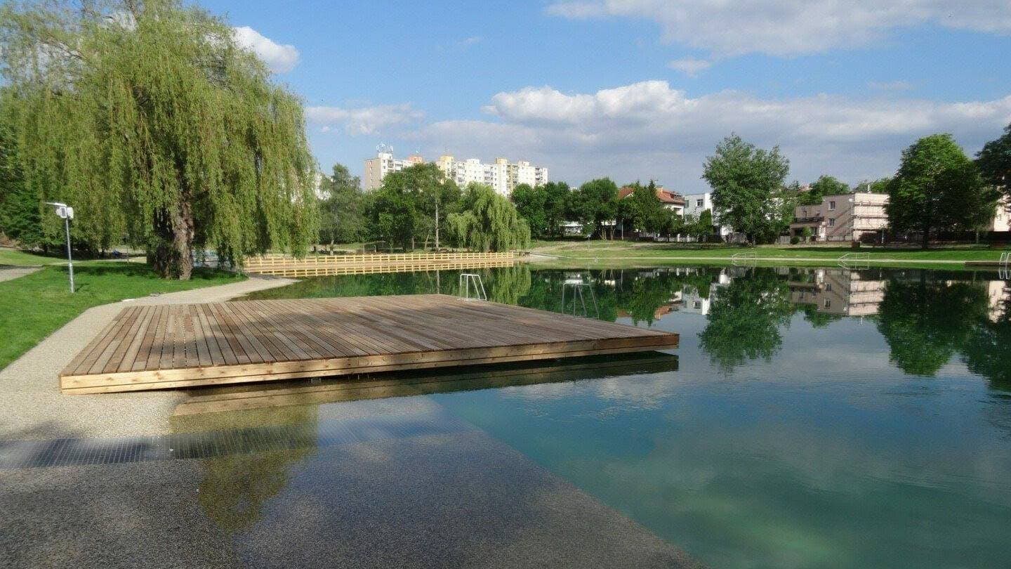 На водоеме Lhotka в Праге ввели временный запрет на купание из-за появления сыпи у посетителей