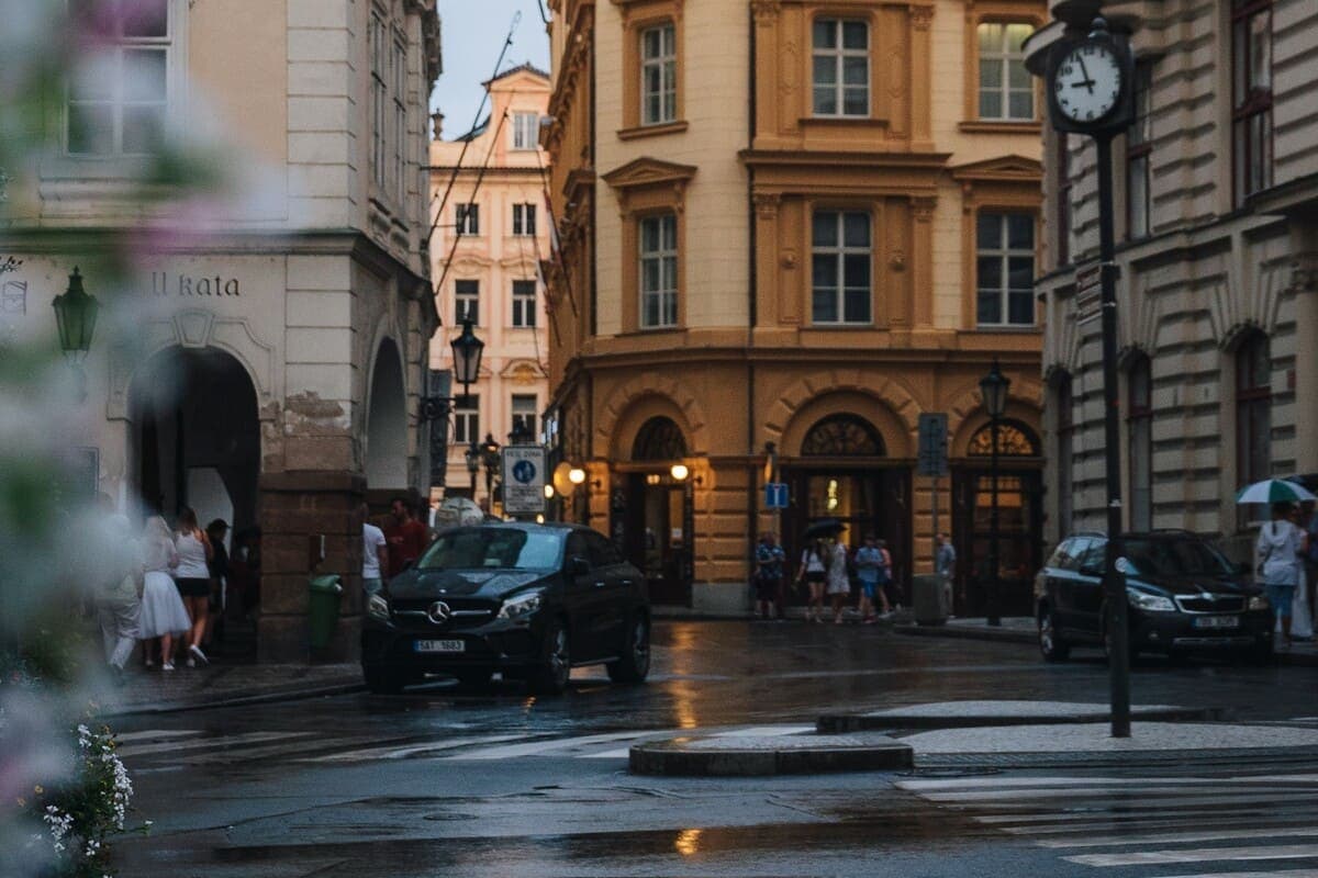 Опрос: какие правила дорожного движения чаще всего нарушают водители в Чехии