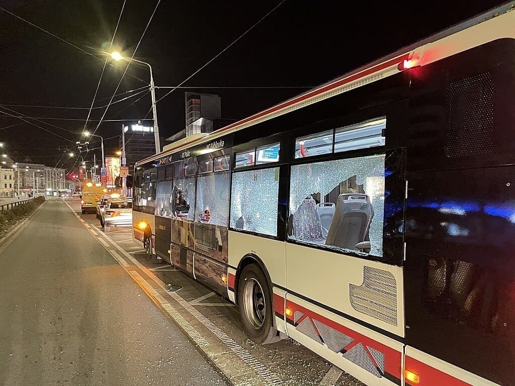 Видео: в Пардубице пьяный мужчина разбил окно в автобусе и выпал из него, после чего повредил оставшиеся стекла