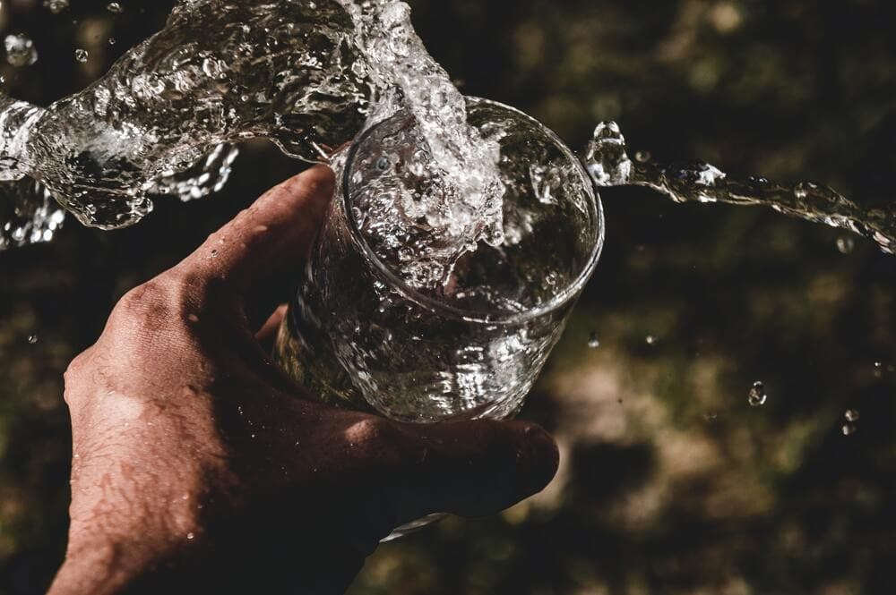 В Чехии "воры воды" злоупотребляют бесплатным пользованием фонтанчика. Они набирают и увозят сотни литров