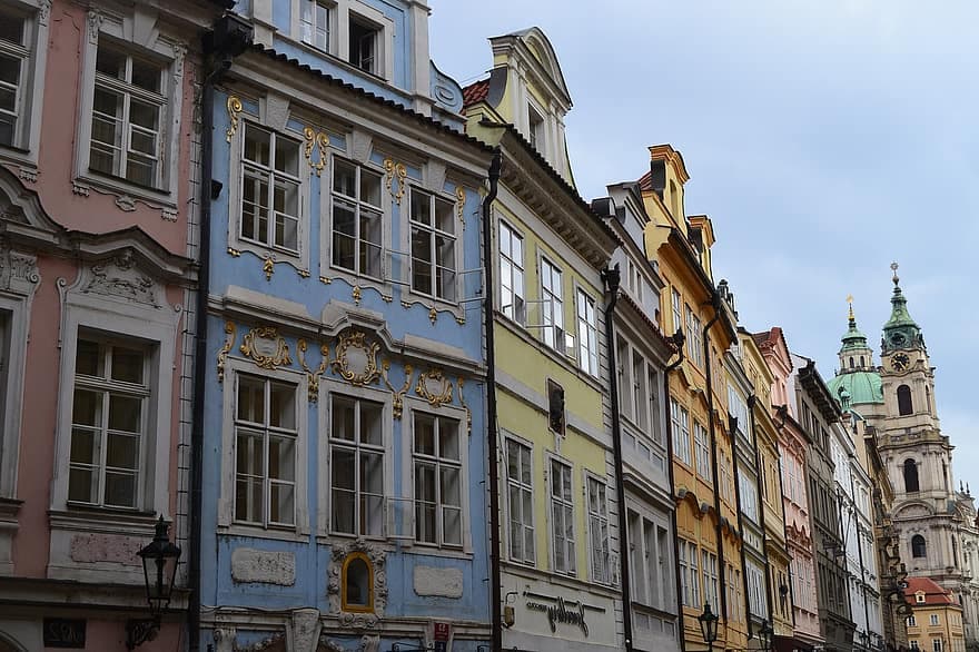 В Праге десятки политиков и чиновников обвиняются в продаже квартир ниже рыночной стоимости