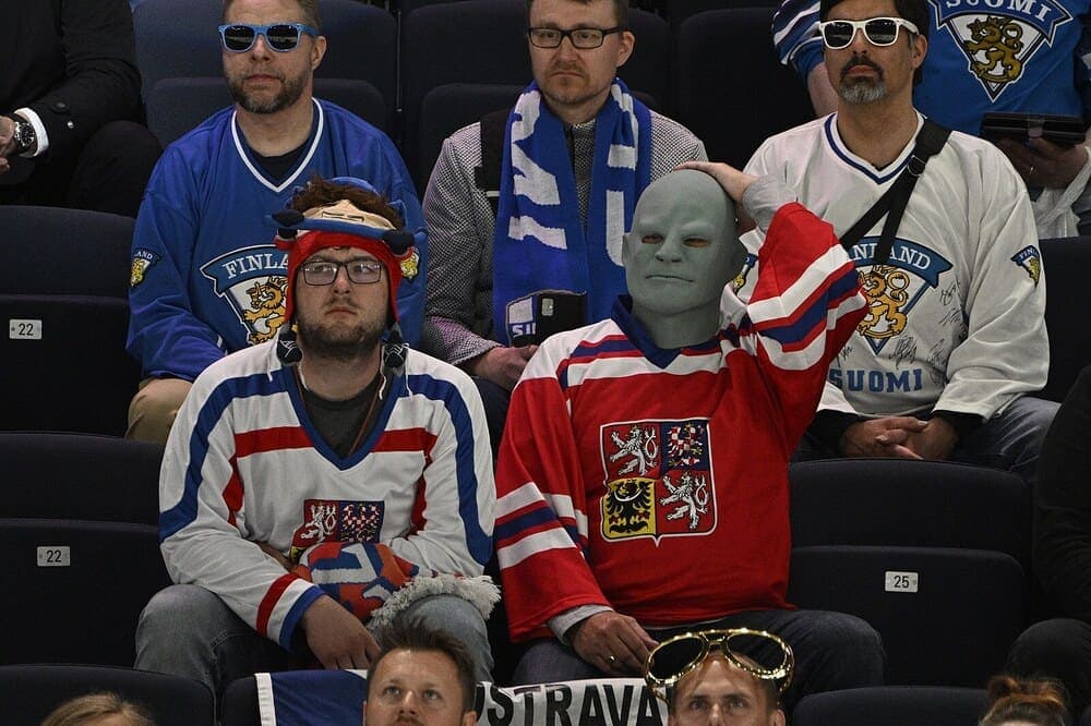 На ЧМ по хоккею в Финляндии у чешских фанатов забрали украинский флаг