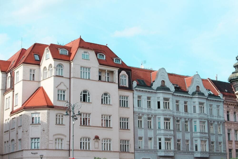Анализ: сравнение платежей по ипотеке и съёмному жилью в Чехии