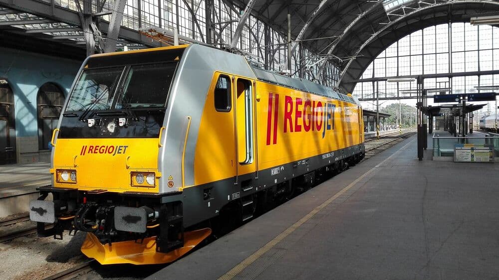 Компания RegioJet повысила цены на билеты поездов дальнего следования на 15%